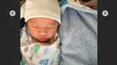 Meski baru lahir, namun bayi mungil ini sudah eksis di dunia media sosial. Hal ini pastinya juga berkat campur tangan kedua orang tuanya yang berbagi kebahagiaan kepada para penggemarnya. (Foto: Instagram)