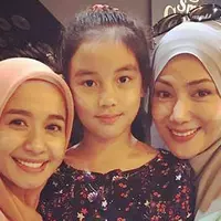Mantan istri Engku Emran, Erra Fariza (kanan) berfoto bersama anaknya Engku Aleesya dan Laudya Cynthia Bella. Dari pernikahannya dengan Engku Emran, Erra dikaruniai seorang anak perempuan bernama Engku Aleesya. (instagram/errafazira) 
