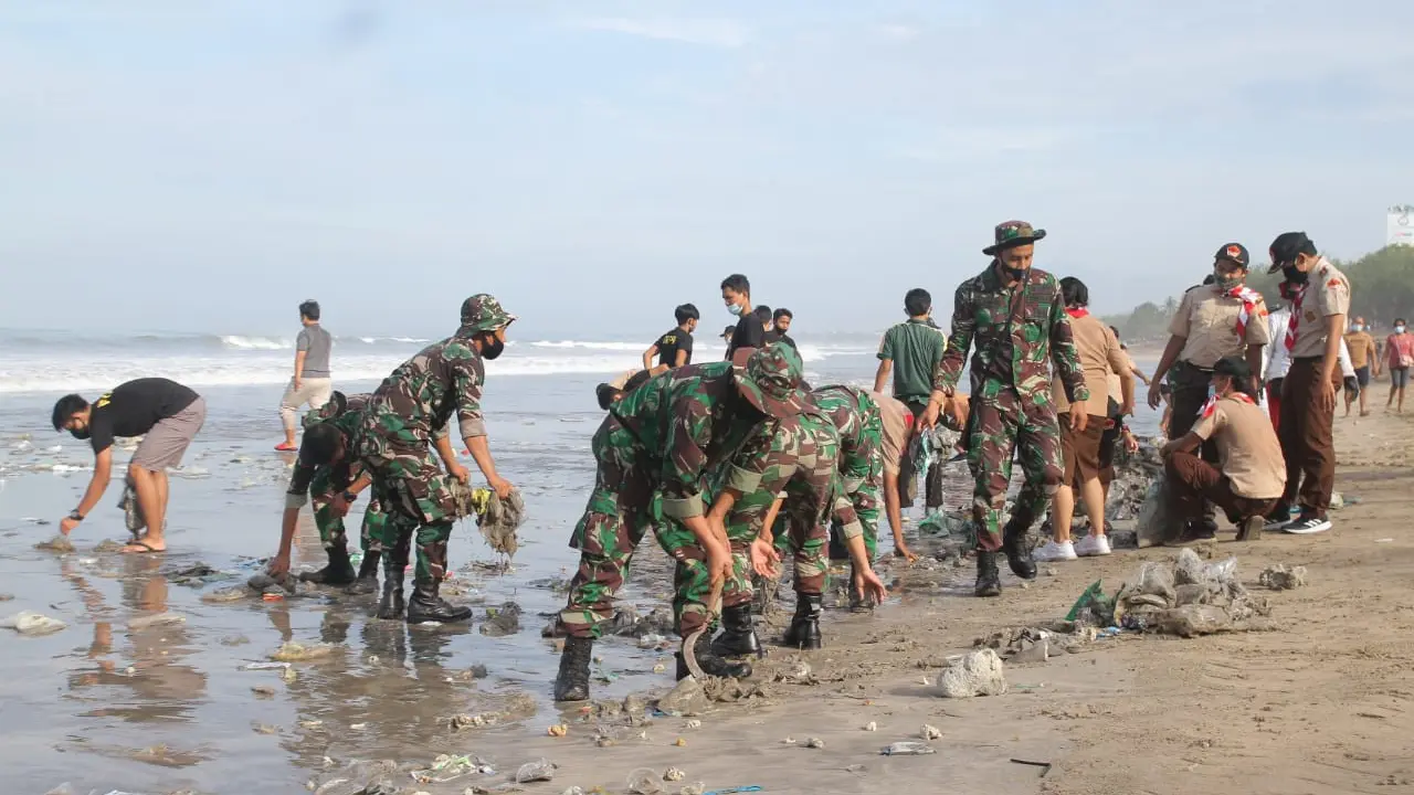 TNI Bersihkan Sampah di Pantai Kuta
