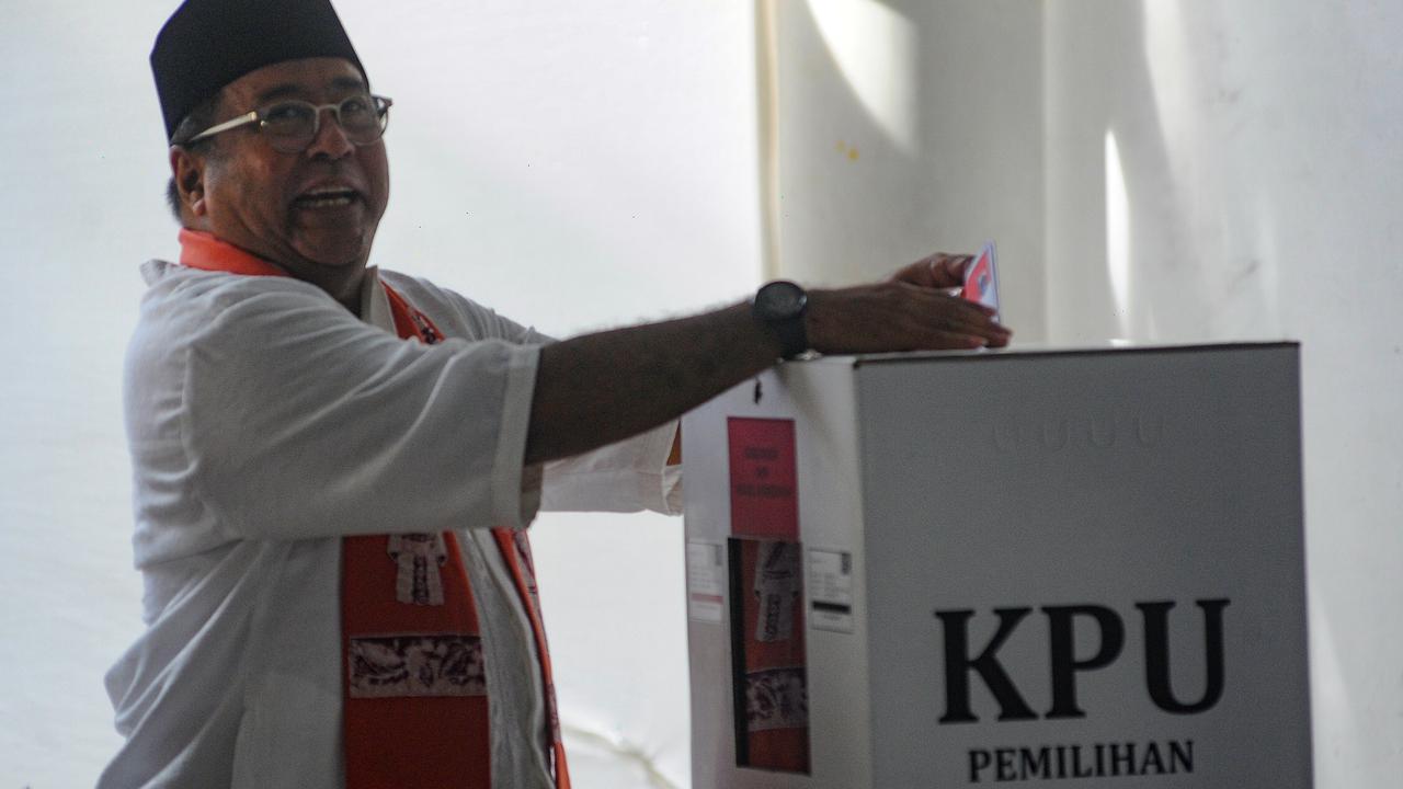 Rano Karno nyoblos di TPS 65 Lebak Bulus saat Pilkada Jakarta 2024