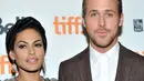 Eva Mendes dan Ryan Gosling menyembunyikan kehamilan saat ingin memberikan adik kembar untuk anak pertamanya, Esmeralda. (SONIA RECCHIA / GETTY IMAGES NORTH AMERICA / AFP)