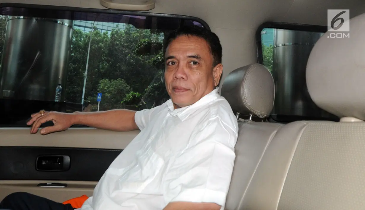Gubernur Aceh nonaktif Irwandi Yusuf usai menjalani pemeriksaan oleh penyidik di Gedung KPK, Jakarta, Jumat (26/10). Irwandi Yusuf diperiksa sebagai tersangka terkait dugaan suap gratifikasi sebesar Rp 32 miliar. (Merdeka.com/Dwi Narwoko)