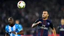 Striker PSG, Jese Rodriguez, berebut bola dengan pemain Olympique Marseille, Baptiste Aloe, pada laga Liga 1 Prancis di Stadion Parc des Princes, Minggu (23/10/2016). Jese resmi meninggalkan PSG dan bergabung ke Stoke City. (AFP/Franck Fife)