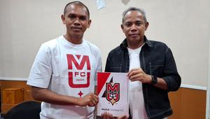 Ricardo Salampessy (kiri) saat diumumkan sebagai asisten pelatih Malut United. ()