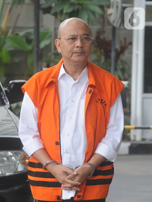 Wali Kota nonaktif Medan Tengku Dzulmi Eldin saat akan menjalani pemeriksaan oleh penyididk di Gedung KPK, Jakarta, Senin (6/1/2020). Tengku Dzulmi Eldin diperiksa sebagai tersangka terkait kasus dugaan suap proyek dan jabatan oleh Wali Kota Medan periode 2016-2021. (merdeka.com/Dwi Narwoko)