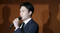 Pebulutangkis Jepang, Kento Momota mengakui bermain judi di sebuah kasino ilegal dalam konferensi pers di Tokyo, Jumat (8/4). Momota dan rekannya, Kenichi Tago terancam tak akan ikut serta pada ajang Olimpiade 2016 dan hukuman penjara (REUTERS/Issei Kato)