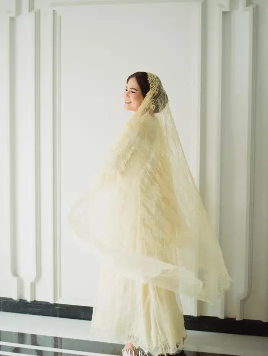 Gayanya diperlengkap dengan kain penutup kepala yang juga berbahan brokat semu transparan.  (Instagram/masayuclara).