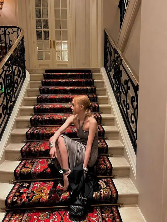 Melengkapi penampilannya, Rose juga mengenakan gelang  dan membawa mini handbag berwarna hitam. (Instagram/roses_are_rosie).