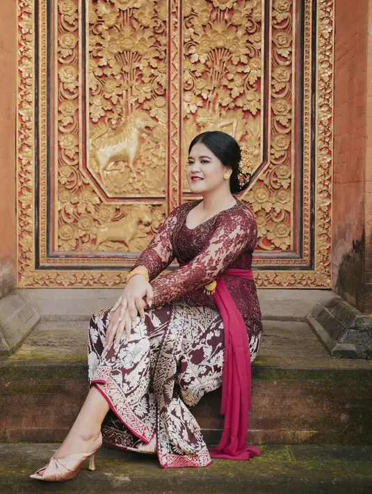 Ucapan Hari Raya Nyepi Tahun Saka 1944 dibarengi potret cantik dirinya kenakan fashion item yang berasal dari merek lokal Bali. (instagram/doleytobing)