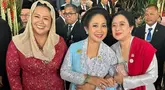 Titiek Soeharto memamerkan sederet foto saat pelantikan Prabowo-Gibran sebagai Presiden dan Wakil Presiden periode 2024-2029. Dalam momen itu, salah satu foto yang diunggah adalah kebersamaan dengan Puan Maharani dan Yenny Wahid. Ia menuliskan caption manis: "Bersama adinda-adindaku yang tersayang." (Liputan6.com/IG/@titieksoeharto)