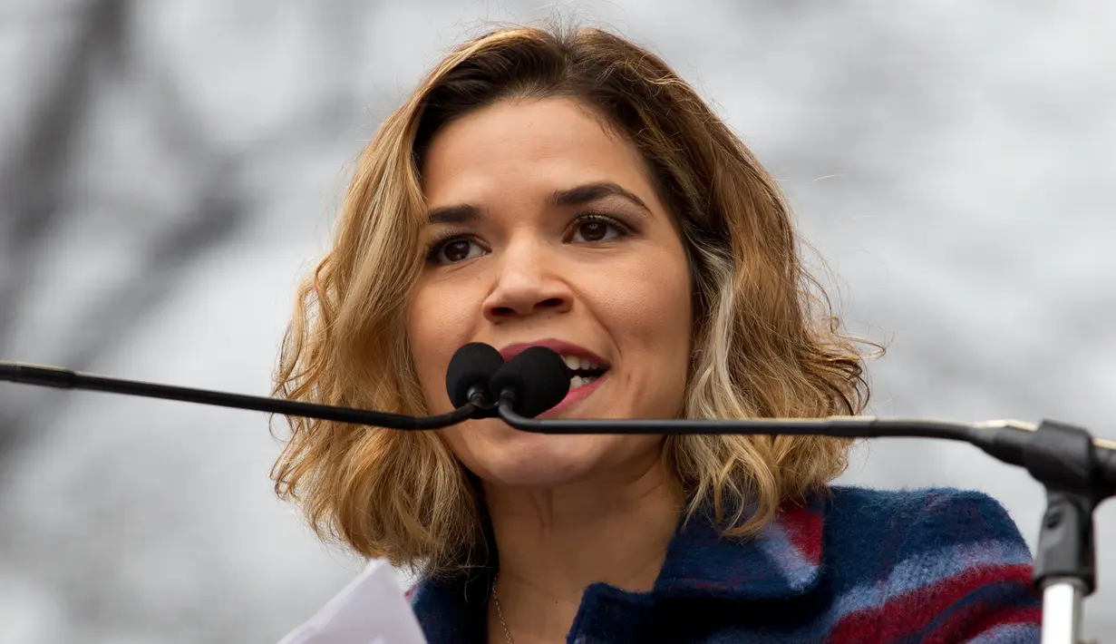 Aktris America Ferrera berbicara diatas panggung saat mengikuti Women's March di Washington, AS (21/1). Aksi tersebut juga menyimbolkan ketidaksepakatannya dengan sejumlah kebijakan Donald Trump. (AP Photo / Jose Luis Magana)