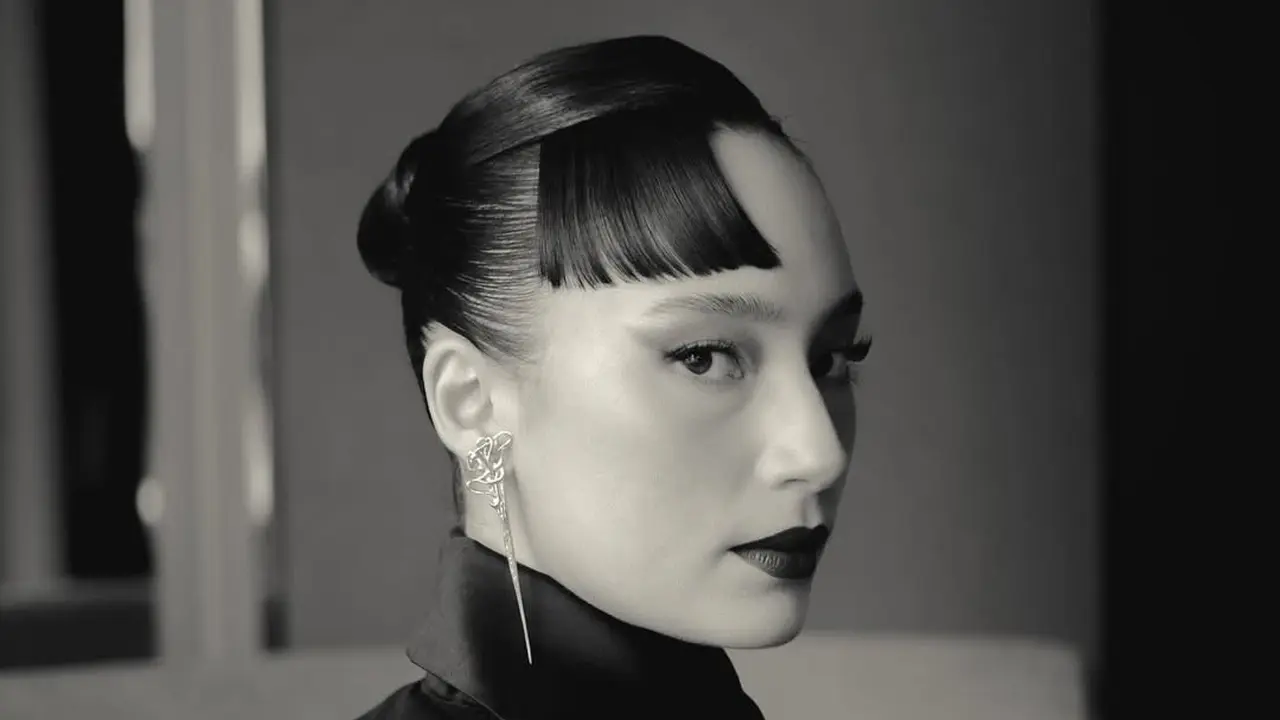 Gaya Edgy Tatjana Saphira dengan Poni Setengah di Gala Premiere Roman Dendam, Bak Model Cover Majalah