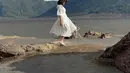 Aksi Gisel menari untuk kebutuhan syuting video musik dari Setian Band dengan pemandangan indah di Gunung Bromo. penampilannya yang menawan mencuri banyak perhatian. (Instagram/gisel_la)
