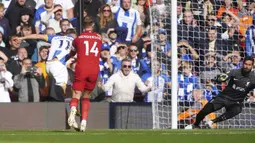 Liverpool dikejutkan dengan penampilan agresif tamunya Brighton and Hove Albion di awal babak pertama. Brighton langsung unggul dua gol saat laga belum genap 20 menit. Kedua gol dicetak oleh Leandro Trossard pada menit ke-4 dan menit ke-17. (PA via AP/Peter Byrne)