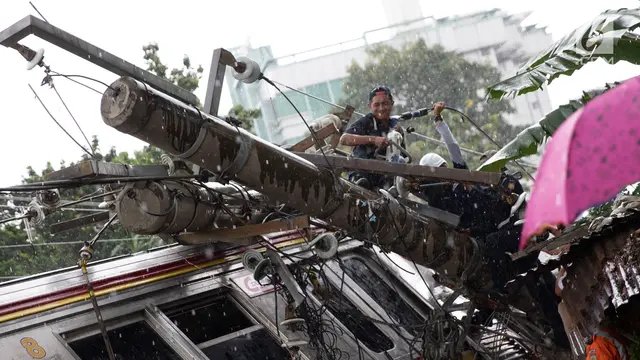Proses Evakuasi KRL Anjlok di Bogor