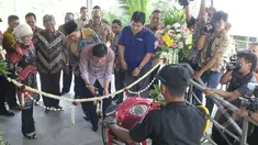 Ketua DPR Setya Novanto (tengah) memotong pita saat meresmikan Area Parkir Gedung DPR, Jakarta, Jumat (6/2/2015). Perbaikan parkiran motor ini menghabiskan anggaran sekitar Rp 3,5 miliar (Liputan6.com/Andrian M Tunay)