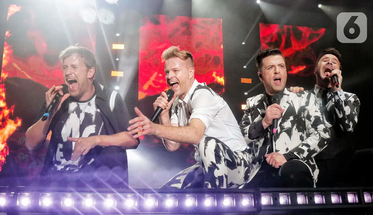 Grup boyband Westlife tampil pada konsernya yang bertajuk “Westlife The Wild Dreams Tour 2023 Jakarta” di Stadion Madya GBK, Jakarta, Sabtu (11/2/2023). Boyband asal Irlandia itu membuka konser dengan membawakan lagu berjudul "Starlight". (Liputan6.com/Angga Yuniar)