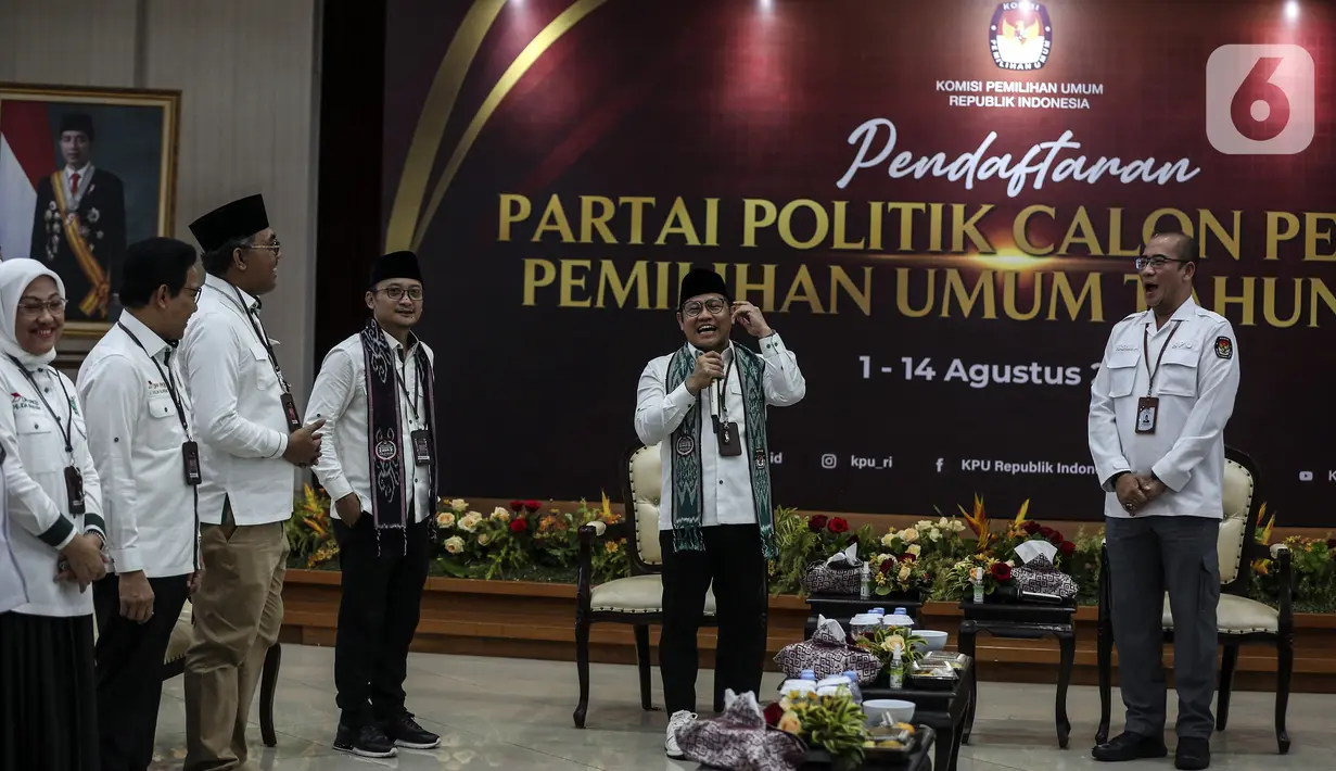 Ketua Umum Partai Kebangkitan Bangsa (PKB) Muhaimin Iskandar atau Cak Imin (kedua kanan) menyampaikan sambutan saat mendaftarkan partai politiknya sebagai calon peserta Pemilu 2024 di Kantor KPU, Jakarta, Senin (8/8/2022). Pada hari kedelapan ini, KPU menerima pendaftaran empat partai politik di antaranya Partai Republiku Indonesia, Partai Hati Nurani Rakyat (Hanura), Partai Gerindra, dan Partai Kebangkitan Bangsa (PKB). (Liputan6.com/Johan Tallo)