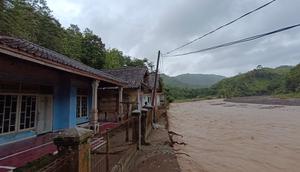 Sungai Meluap Picu Banjir di Sukabumi (Foto: Fira Syahrin/Liputan6.com)