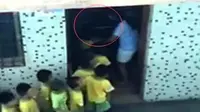 Rekaman dan foto-foto guru TK memarahi dan memukul muridnya dengan tongkat bambu beredar di dunia maya. (Shanghaiist)