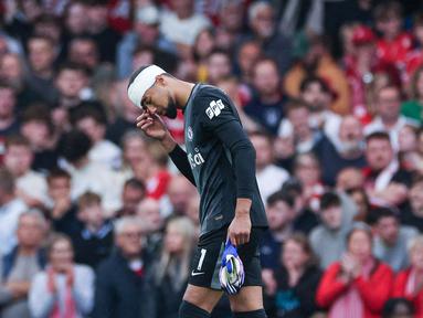 Robert Sanchez tampil jauh dari kata meyakinkan meski sempat membuat satu penyelamatan penting. Ia kebobolan tiga gol dan kerap salah dalam distribusi sebelum ditarik keluar akibat benturan. (AFP/Adrian Dennis)