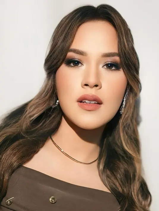Lengkapi busananya yang edgy, wajah Raisa dipulas dengan gaya smokey soft glam bernuansa cokelat [@raisa6690]