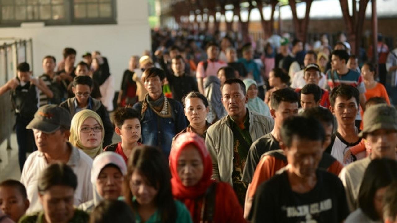 H+4 Lebaran, pemudik mulai padati Stasiun Pasar Senen