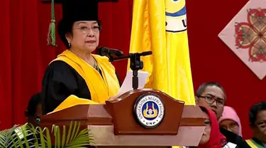 Presiden ke-5 RI, Megawati Sukarnoputri, dianugerahi doktor kehormatan bidang politik pendidikan oleh Universitas Negeri Padang.