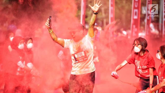 Seorang peserta mengikuti lari santai The Color Run di kawasan komplek Gelora Bung Karno, Jakarta, Minggu (16/9). The Color Run Mengusung tema 'Hero Tour', mengajak dan mendorong masyarakat untuk hidup. (Liputan6.com/Faizal Fanani)