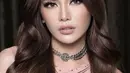 Bak bidadari, cantiknya Mahalini Raharja dengan makeup bernuansa merah muda. Area matanya dipertajam dengan sentuhan smokey eyes super tipis dan bibirnya dipulas lipstik pink super lembut yang senada dengan warna eyeshadownya. [Foto: Instagram/dhirmanputra]