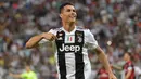 Striker Juventus, Cristiano Ronaldo, melakukan selebrasi usai membobol gawang AC Milan pada laga final Supercopa Itali 2019 di Stadion King Abdullah Sports City, Jeddah, Rabu (16/1). (AFP/Giuseppe Cacace)