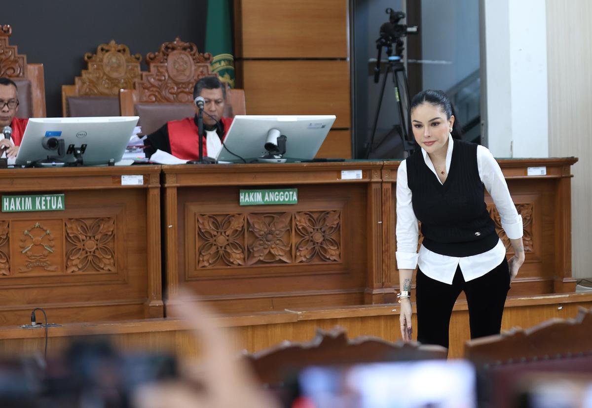 FOTO: Artis  Nikita Mirzani Dituntut 11 Tahun Penjara dalam Kasus Pemerasan dan TPPU