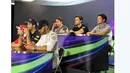 Rio Haryanto terlihat duduk santai diatas Lewis Hamilton dan Sebastian Vettel saat mengikuti sesi press conference jelang balapan Formula 1 2016 di Sirkuit Alber Park, Australia, Kamis (17/3/2016). (bola.com/Twitter/Manor Racing)