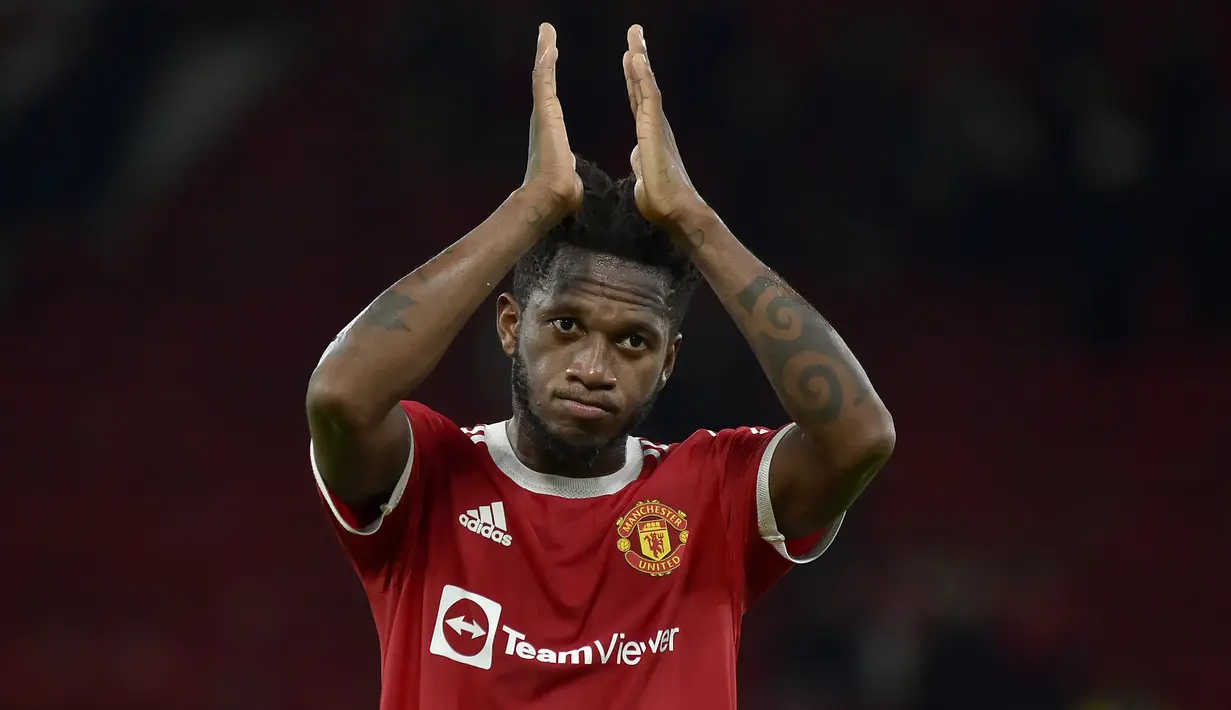 Fred. Tidak memiliki visi permainan yang jelas, nyatanya ia amat sering ditampilkan di lini tengah oleh Ole Gunnar Solskjaer. Dirinya kerap melakukan blunder saat mengontrol bola atau pun mengumpan yang menjadi awal bagi lawan untuk menyerang balik pertahanan Manchester United. (AP/Rui Vieira)