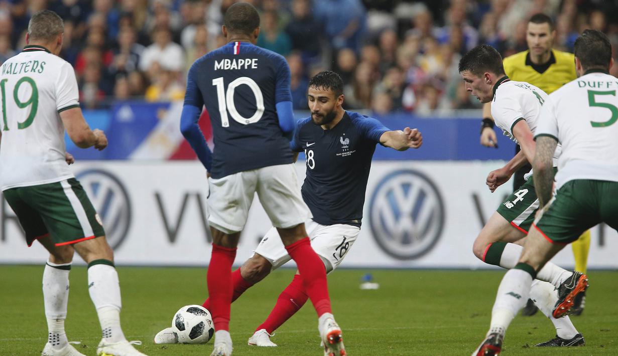 Gelandang Prancis, Nabil Fekir, melepaskan tendangan ke gawang Irlandia pada laga persahabatan di Stadion Stade de France, Senin (28/5/2018). Prancis menang 2-1 atas Irlandia. (AP/Thibault Camus)