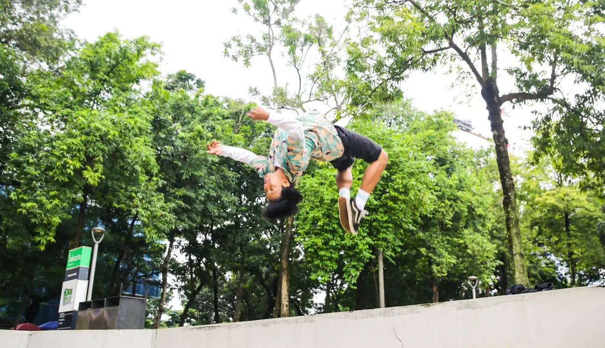 Ramdani tak akan berhenti berlari, melompat, berguling, dan melakukan gerakan untuk melintasi satu titik ke titik lain dengan cara tercepat dan seefisien mungkin seperti apa yang dilakukan David Belle, bapak parkour dunia. Salah satu impiannya yaitu mengubah stigma buruk di Indonesia yang kerap kali melekat kepada parkour. (Bola.com/Muhammad Aldiansyah)