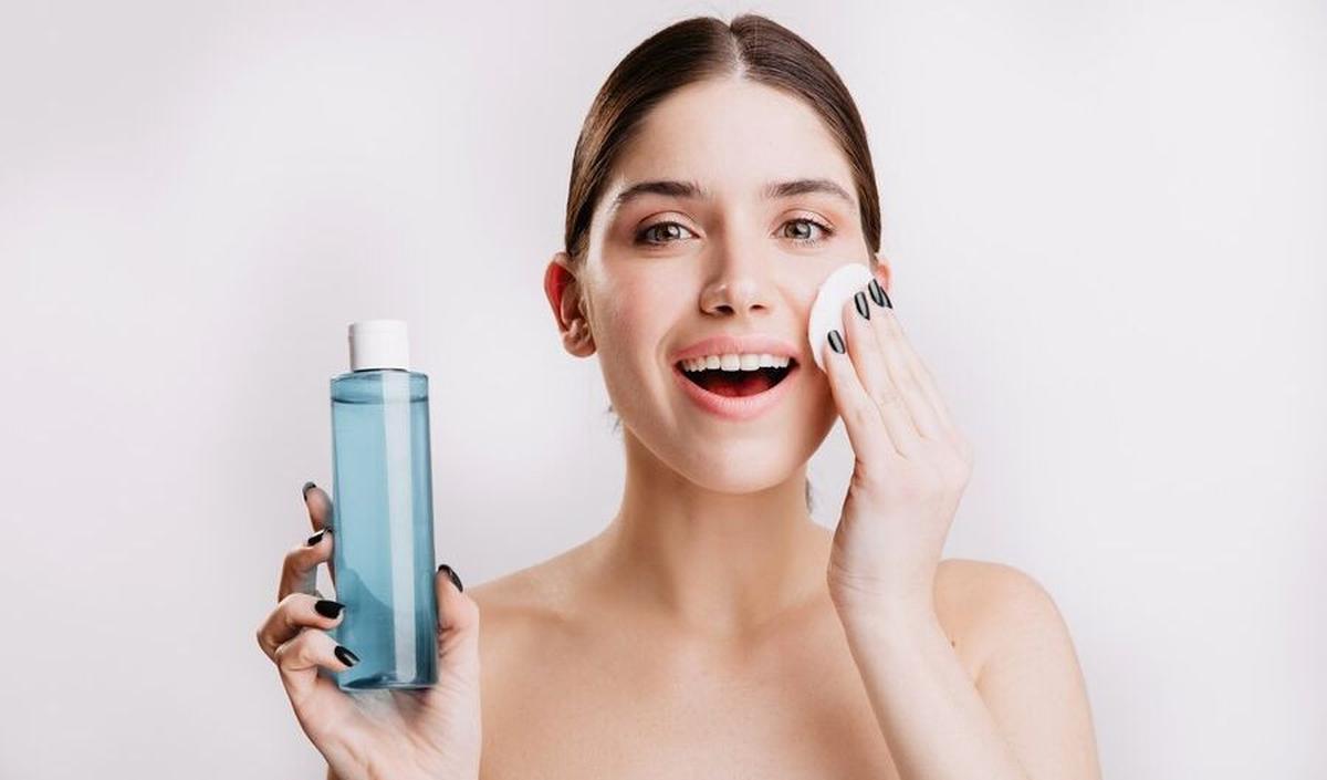 Exfoliating toner mengandung berbagai bahan acid, seperti salicylic acid untuk meredakan jerawat dan glycolic acid untuk menstimulasi produksi kolagen.&nbsp;