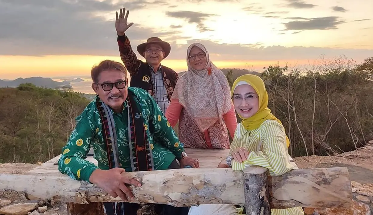 Tak sendiri, rupanya Desy Ratnasari menikmati suasana sunset bersama dengan rekan kerjanya. Dengan penuh senyuman, artis senior 90an ini berbagi kebahagiaan dengan koleganya. Semua tampak menikmati suasana matahari terbenam di Labuan Bajo. (Liputan6.com/IG/@desyratnasariterdepan)