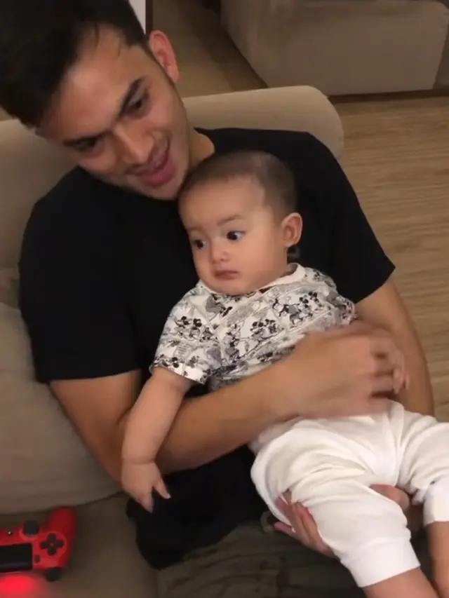 Idaman, Ini 6 Potret Rizky Nazar Saat Momong Keponakannya