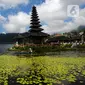 Sementara itu, Pura Ulun Danu Beratan adalah sebuah pura dan candi air besar yang terletak di Bali. Candi ini berlokasi di tepi barat laut Danau Bratan di pegunungan dekat Bedugul, Kabupaten Tabanan. (merdeka.com/Arie Basuki)