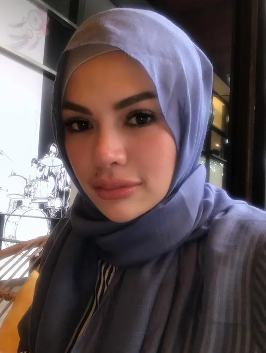 "Ya kan Niki nggak tahu ya. Nggak ada baju-baju, baru sekarang aja nih di-mix and match gitu kan. Diajarin Karen Delano. Gua takutnya lepas lagi, itu aja yang gua takuti,” ujar Nikita Mirzani. (Instagram/nikitamirzanimawardi_17)