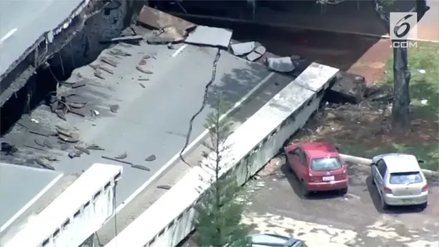 Jembatan layang di Brazil ambruk dan menimpa sejumlah mobil.