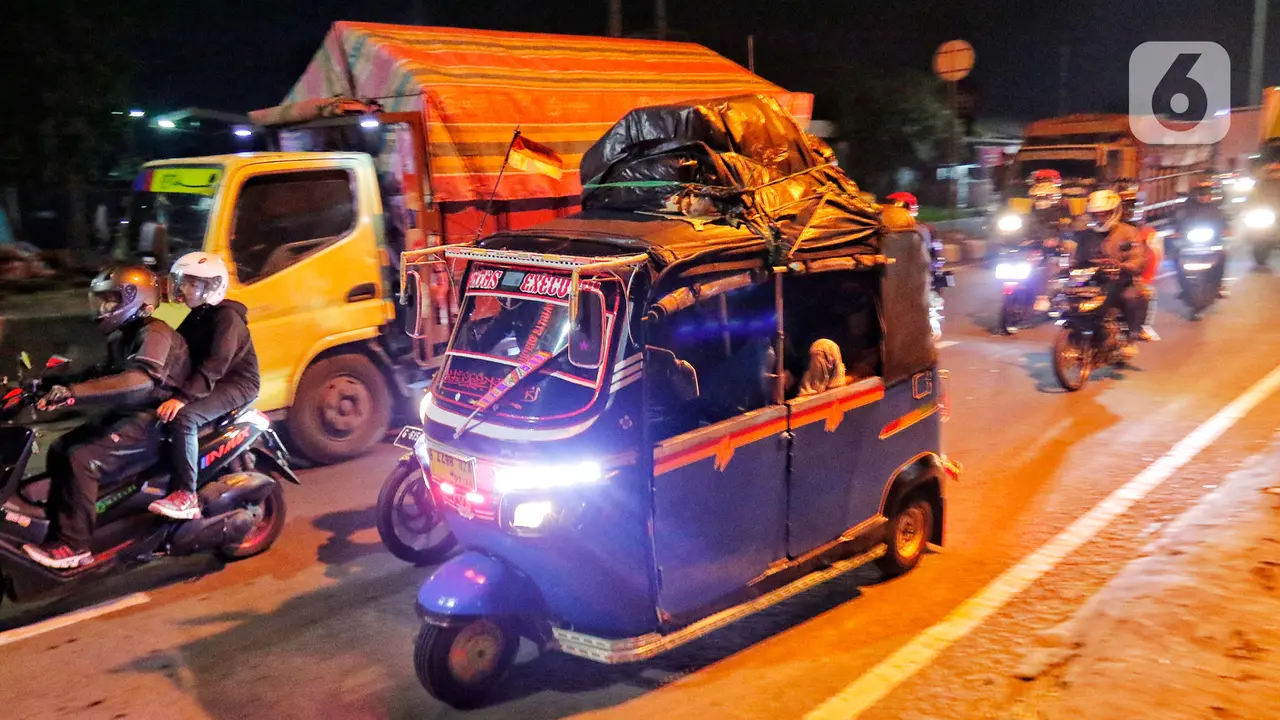 Mudik Lebaran 2023, Pemudik Pilih Naik Bajaj ke Kampung Halaman