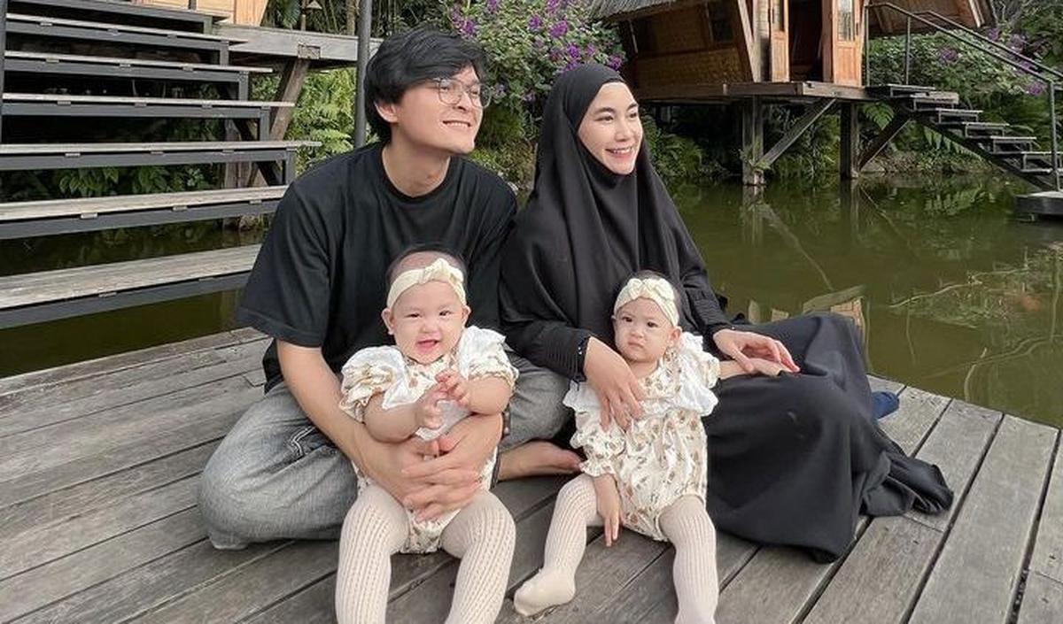 Potret Alma dan Alsha langsung mencuri perhatian netizen. Mereka ikut gemas melihat potret bayi kembar tersebut.