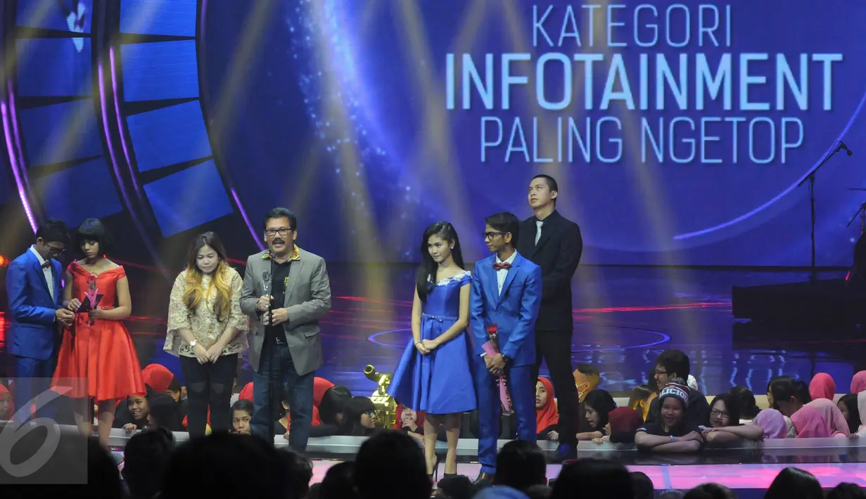 Perwakilan Halo Selebriti memberikan sambutan saat meraih penghargaan di SCTV Awards 2015, Jakarta, Sabtu (28/11/2015). Halo Selebriti menjadi Pemenang Kategori Nominasi Infotainment Lebar Paling Ngetop. (Liputan6.com/Helmi Afandi)