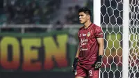 Pemain PSIM Yogyakarta, Cahya Supriadi saat timnya bertanding melawan Persebaya Surabaya&nbsp;pada BRI Super League 2025/2026 di Stadion Gelora Bung Tomo, Surabaya,&nbsp;Jumat (8/8/2025). (Bola.com/Abdul Aziz)&nbsp;