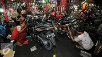 Suasana kesibukan bengkel servis motor di kawasan Pasar Minggu, Jakarta, Selasa (14/7/2015). Menjelang H-3 Lebaran, bengkel servis motor di kawasan ini ramai didatangi para pengendara yang ingin memperbaiki motornya.(Liputan6.com/Yoppy Renato) 