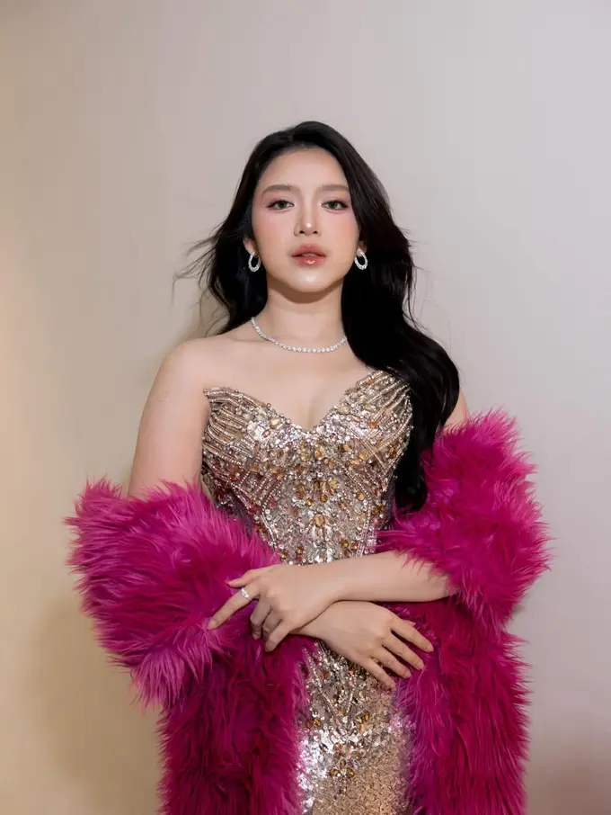 Tiara Andini Tampil Bak Barbie Saat Manggung dengan Gaun Bling-Bling dan Selendang Bulu