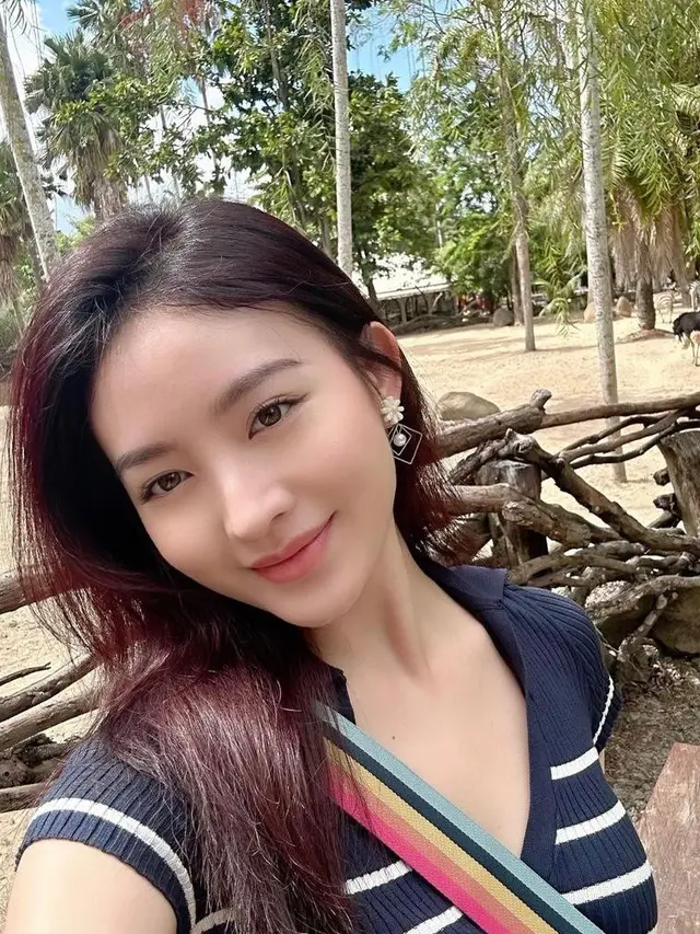 6 Potret Gaya Natasha Wilona Liburan di Bali Bareng Ibu yang Disangka Cowok Baru
