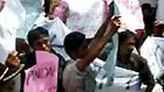 Puluhan warga Serang, Banten, berunjuk rasa depan Kantor DPRD setempat, menuntut ganti rugi akibat pembangunan tower SUTET. Tiga tahun PLN Banten abaikan hak-hak warga. 